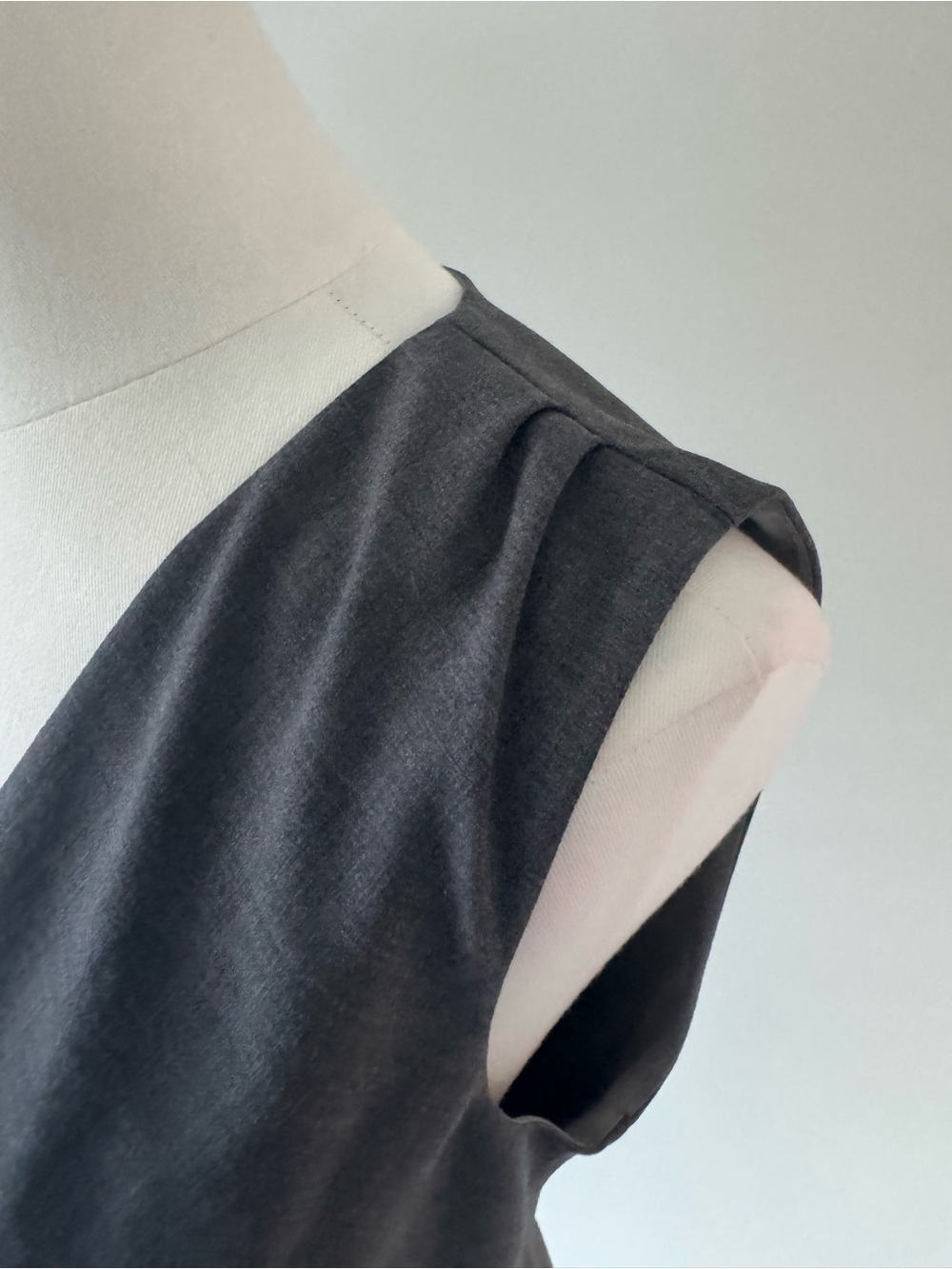 Banana Republic Size 2 Gray Wool Stretch Sheath Dress V-Neck Career Work - Picture 7 of 10